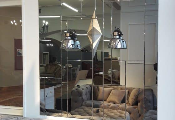 Настенное квадратное зеркало с фацетом