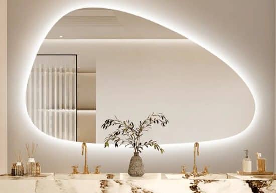 Фигурное зеркало с подсветкой для ванной