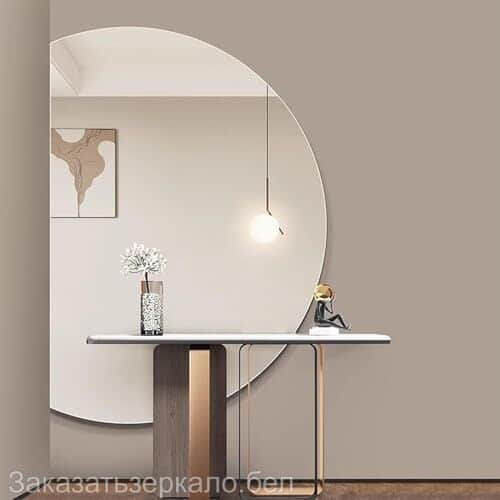 Полукруглое зеркало в прихожей