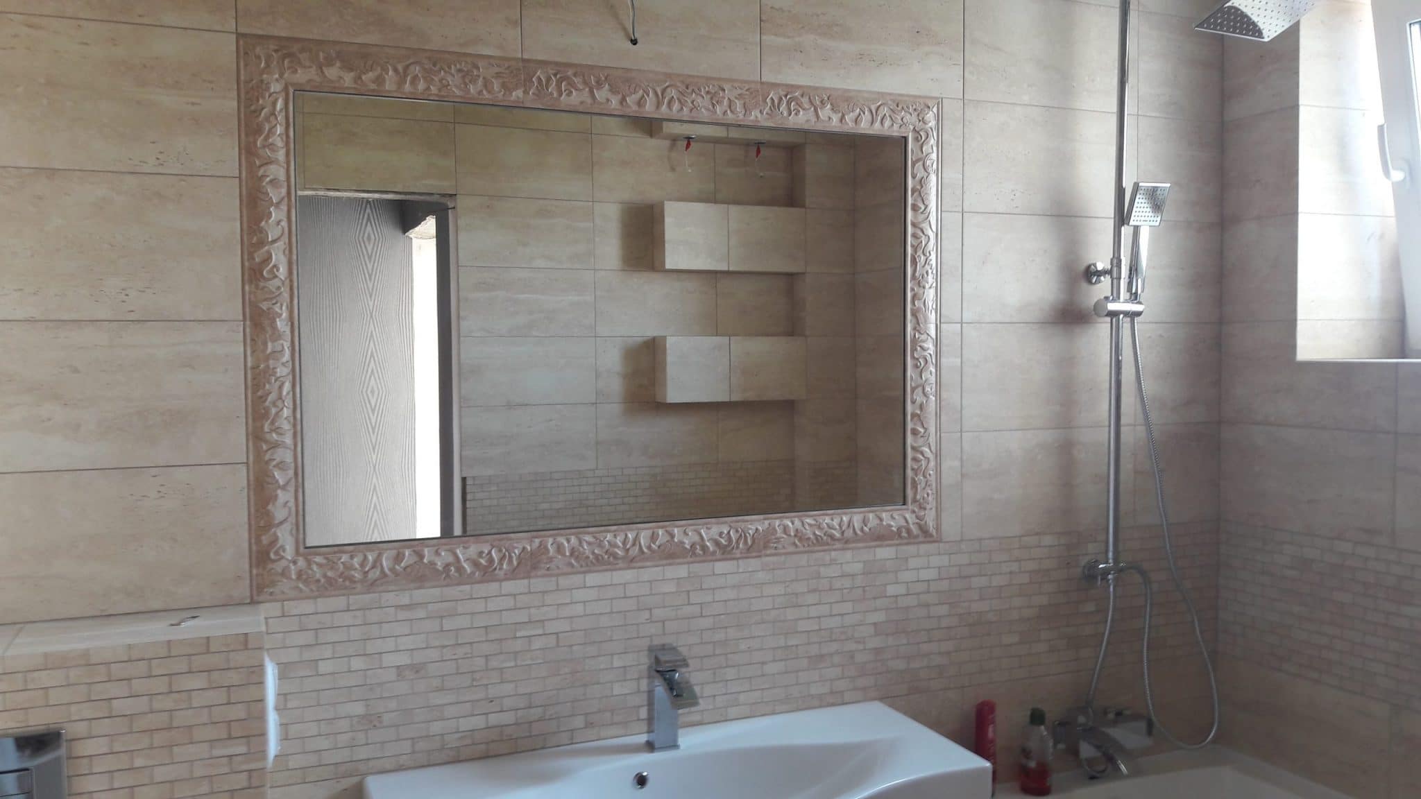 Зеркало для ванной в рамке из плитки