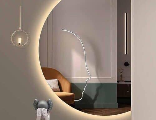 Полукруглое зеркало в зале