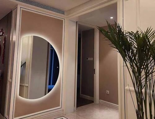 Полукруглое зеркало в прихожей