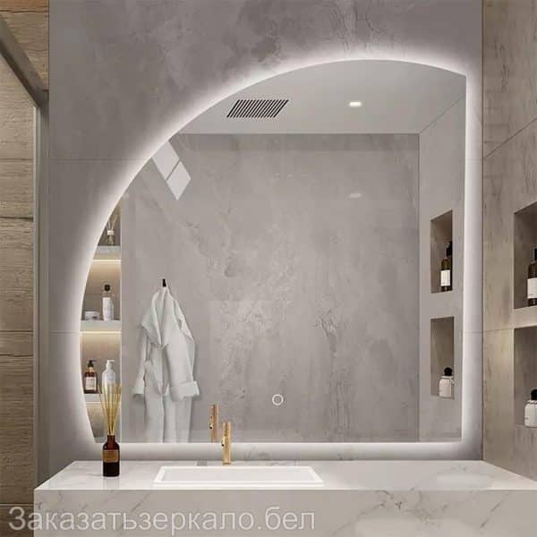Фигурное полукруглое зеркало в ванной