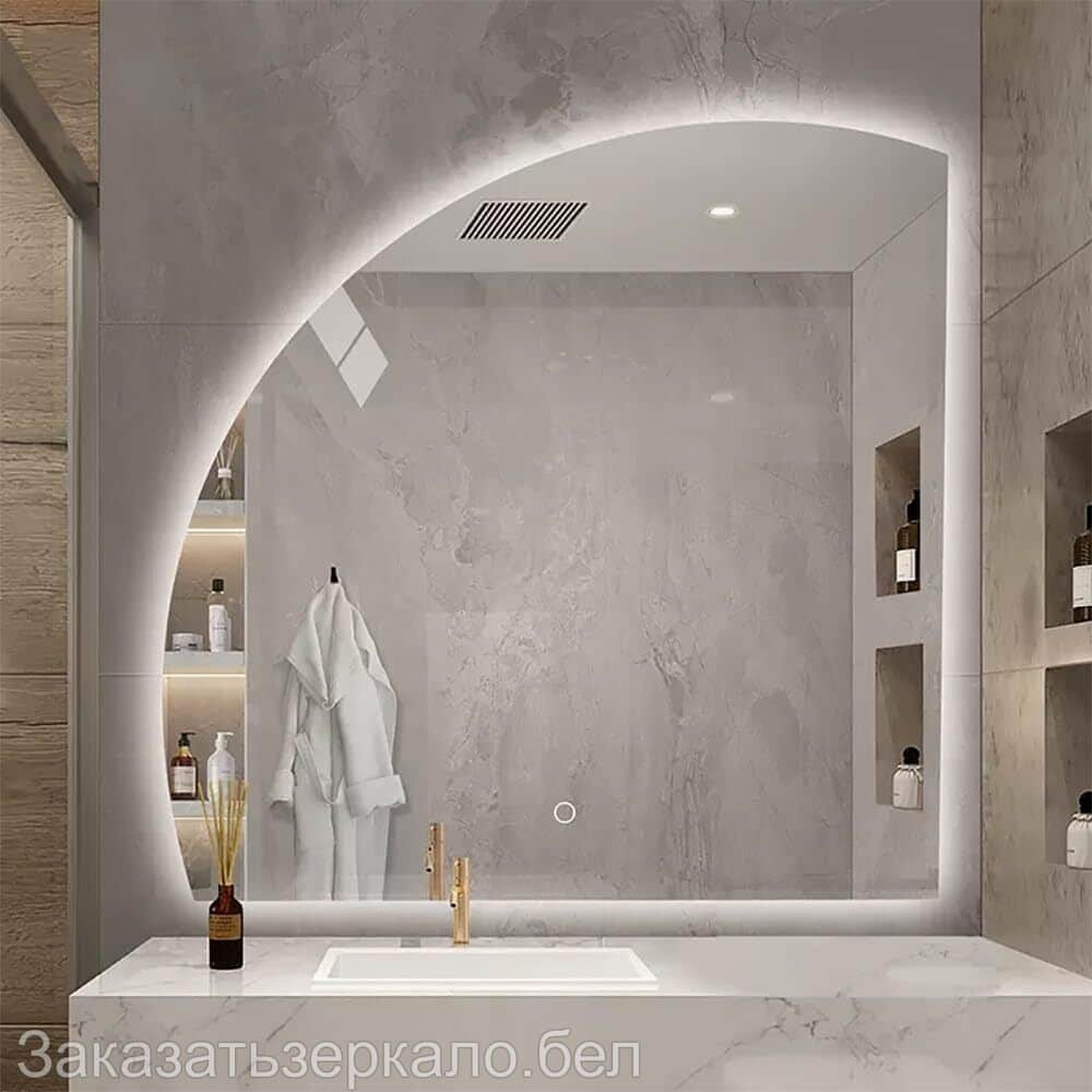 Фигурное полукруглое зеркало в ванной