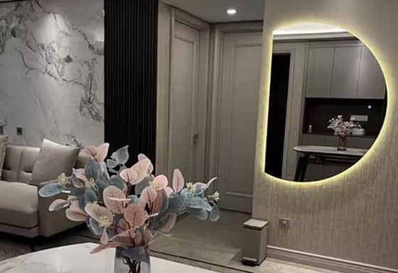 Полукруглое зеркало для ванной с контурной подсветкой