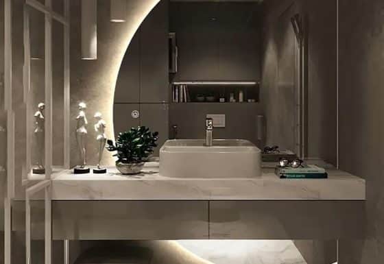 Большое полукруглое зеркало в ванной