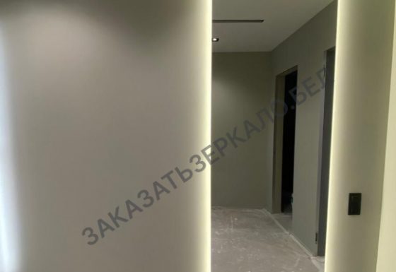 Прямоугольное зеркало без рамки в прихожую