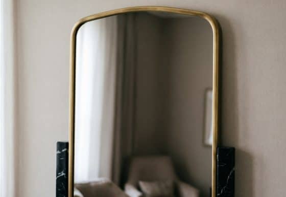 Классическое зеркало в деревянной рамке